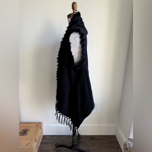 CHIC BLACK AND DARK NAVY FRINGE SWEATER VEST FUR ACCENT ONE SIZE - Picture 3 of 10